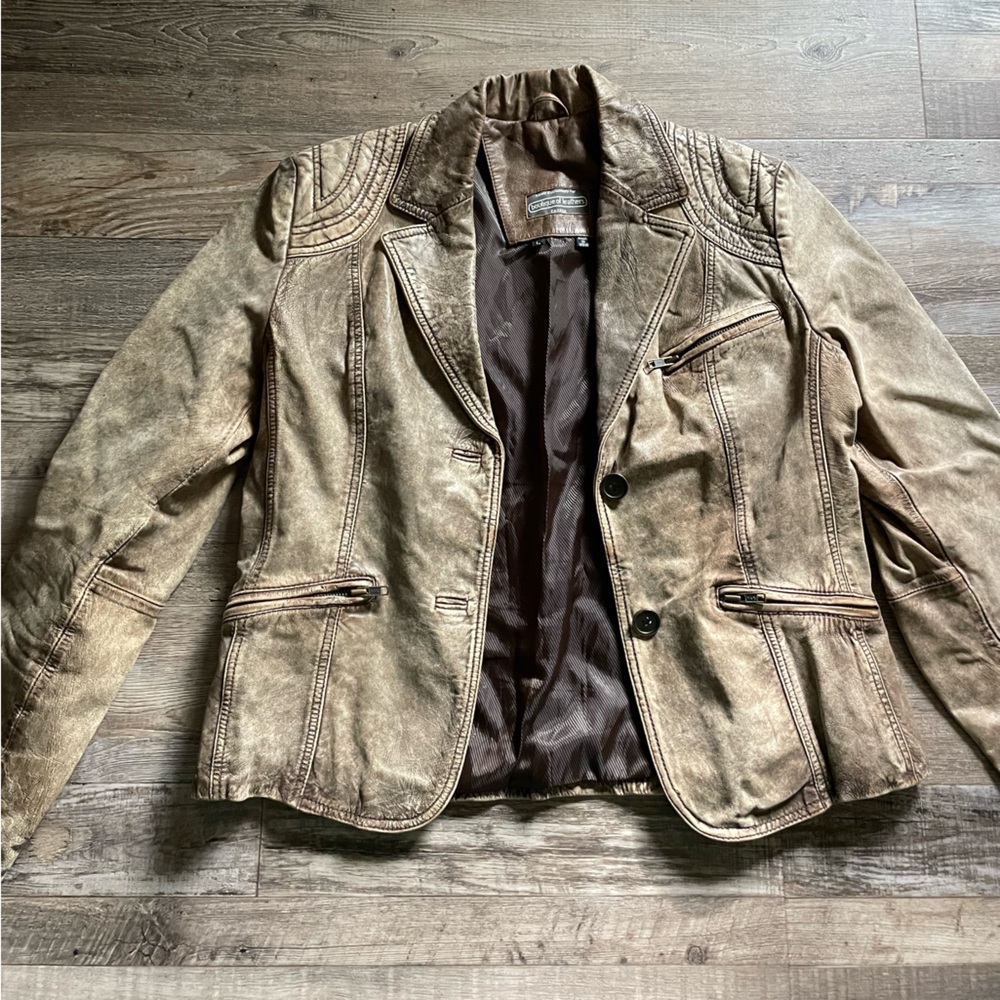 Stylish ladies leather jacket in size L fits between M and L